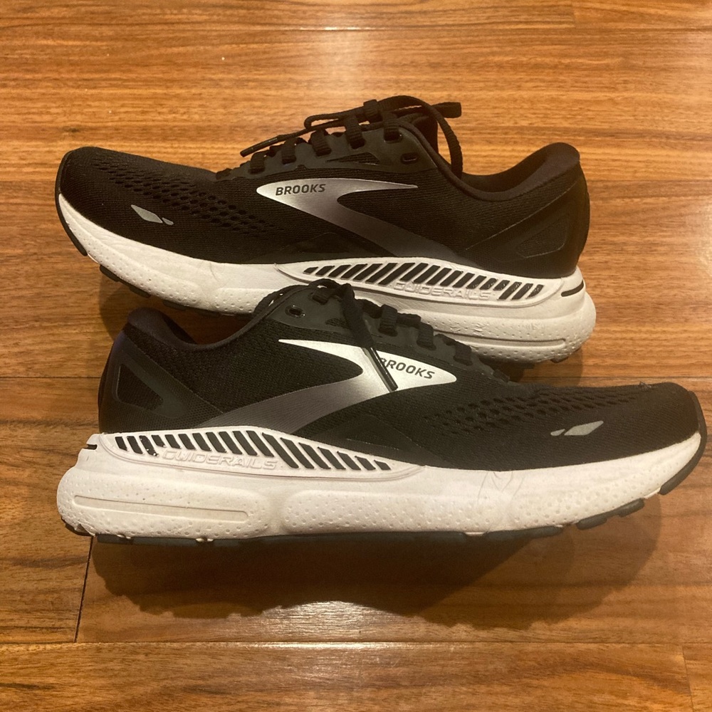 Brooks Adrenaline GTS 23 women’s Size 8B Wide Black Silver/white